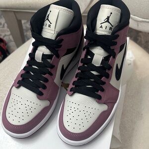 Nike Jordan 1 Mid SE
Light Mulberry (Women's) Size 6.5 New in Box